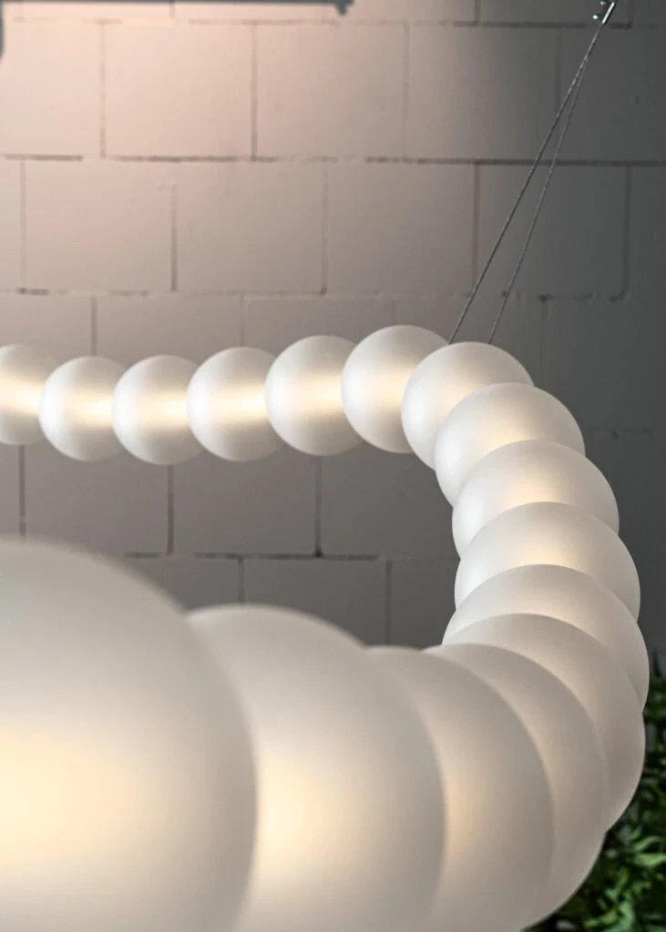 Loftlight :: Daisy Lampe, 75 Kugeln, Länge 500 cm, sandgestrahltes Glas