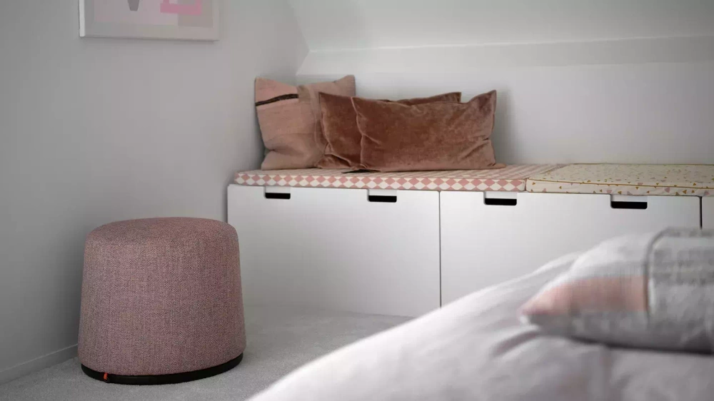 Mobitec :: Puf tapicerowany Bolero zielony z drewnianą podstawą śr. 51 cm