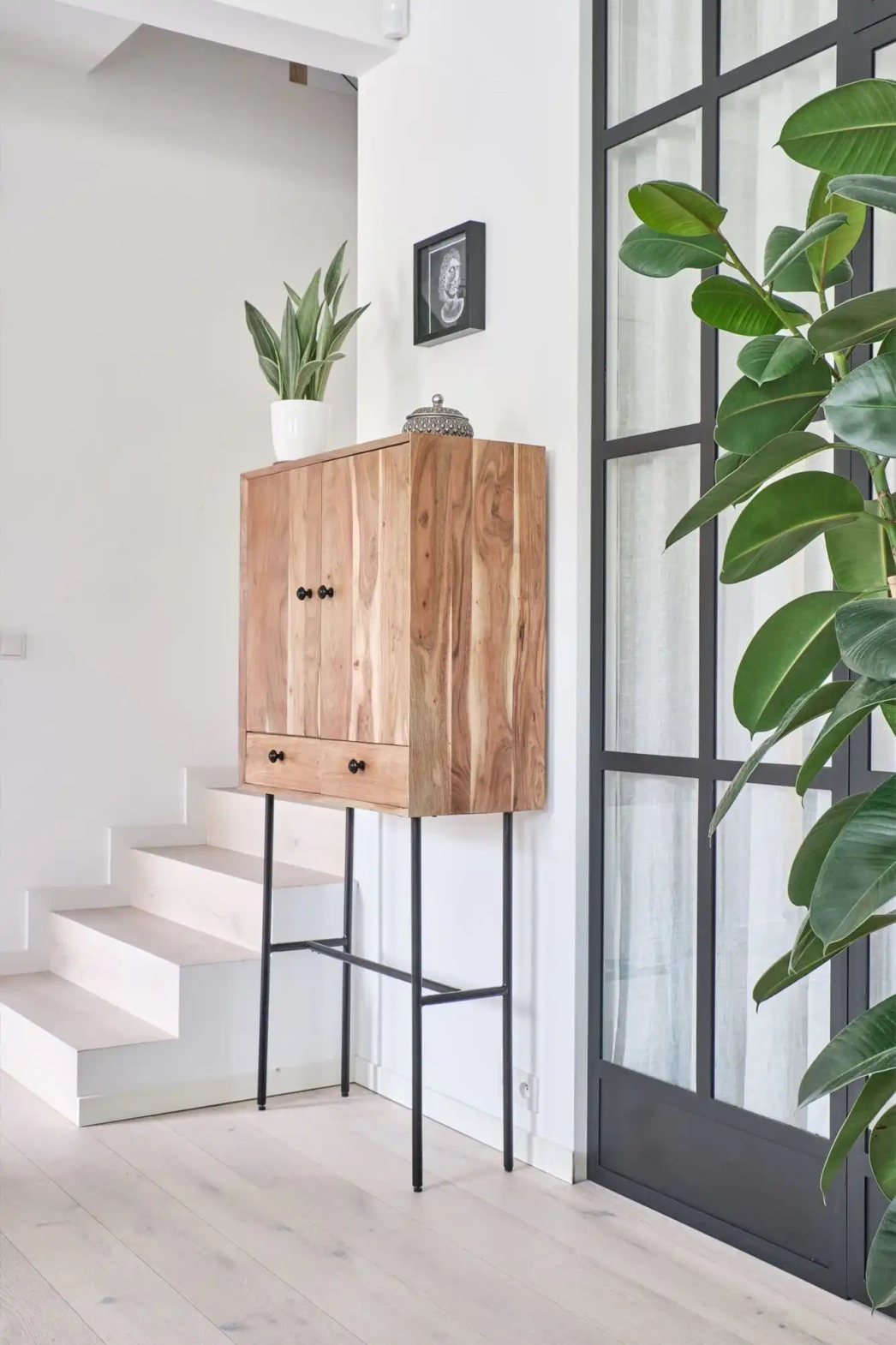 TABLE4U ::  Drewniana komoda Nina 83x35x160 Akacja