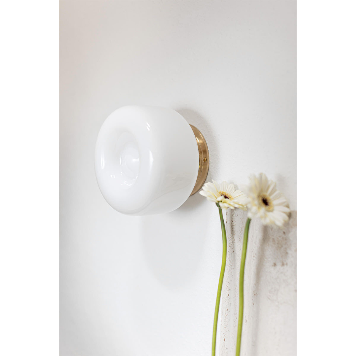 Embassy Interiors :: Buoy Wandleuchte / Wandleuchte, milchiges Messing, Durchmesser 16 cm