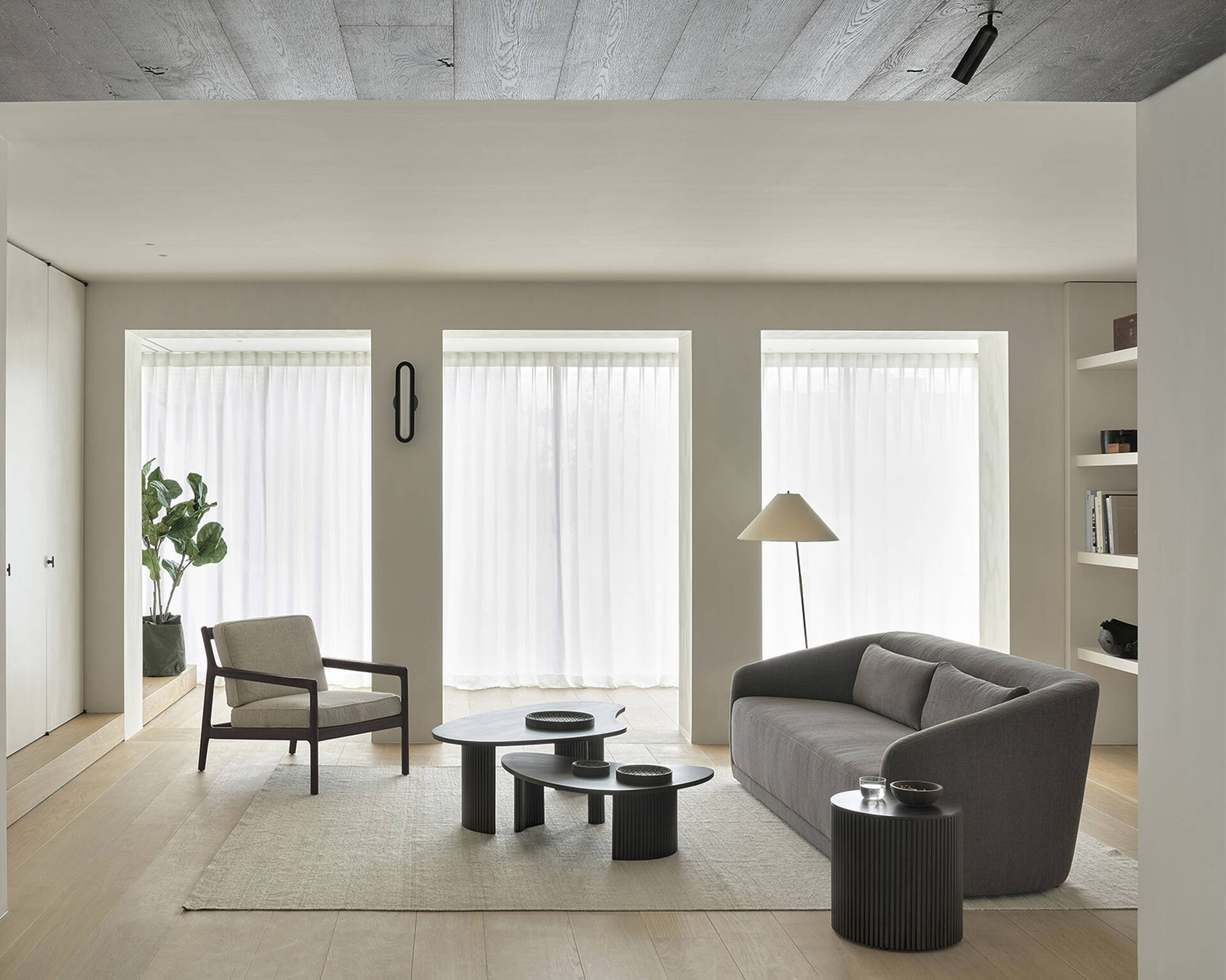 Ethnicraft :: Boomerang mahogany coffee table, width 90 cm