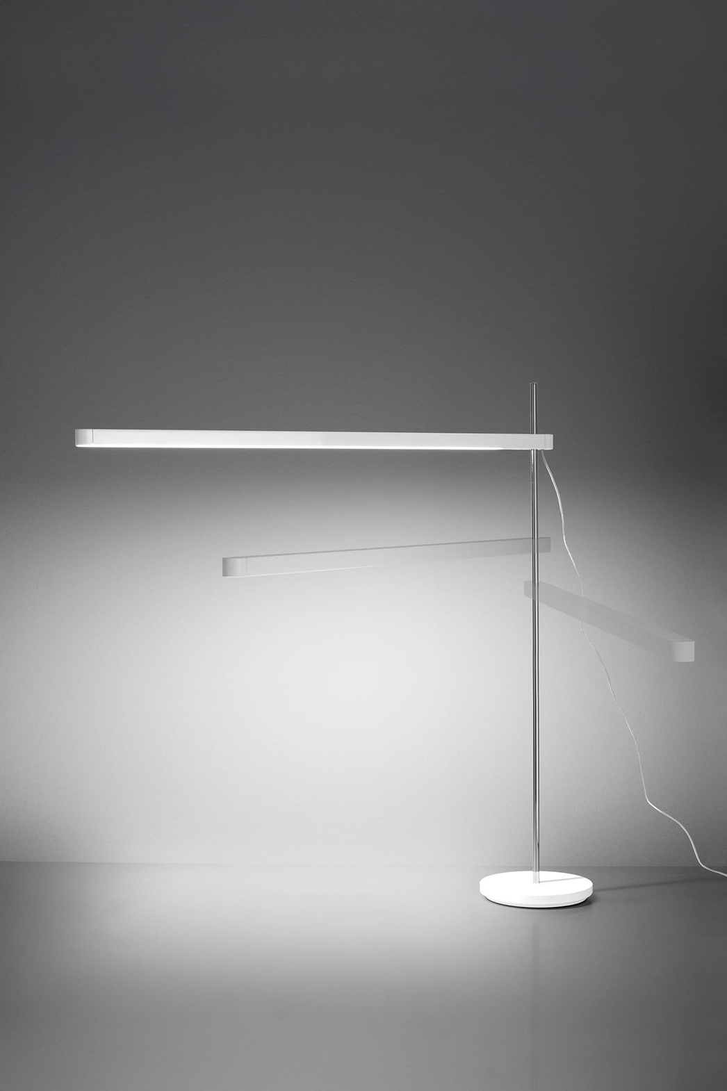 Artemide :: Tischlampe aus Aluminium Talak Professional Höhe 71 cm weiß