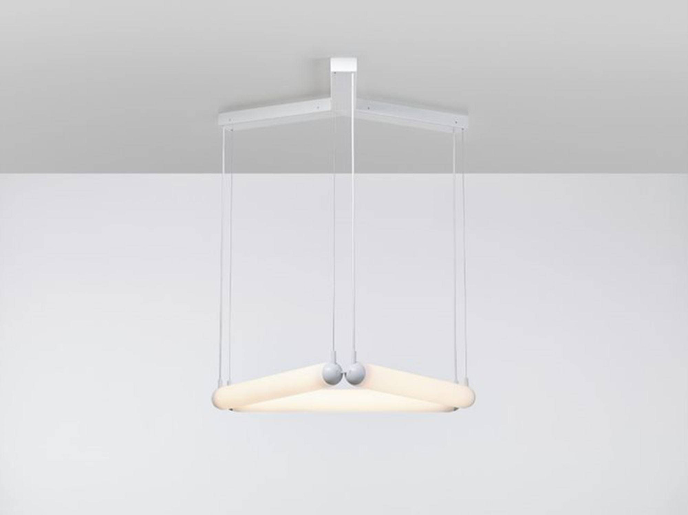 Brokis :: Hängelampe aus Metall Puro Contour Triangle Breite 90 cm weiß