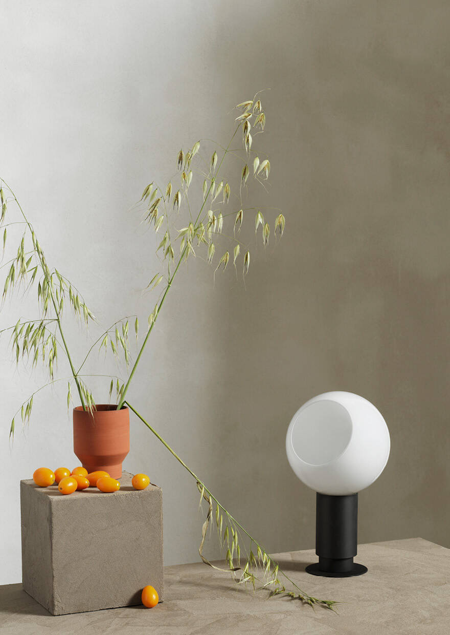 Anour :: Donya Sphere table lamp, height 25.5 cm, black steel