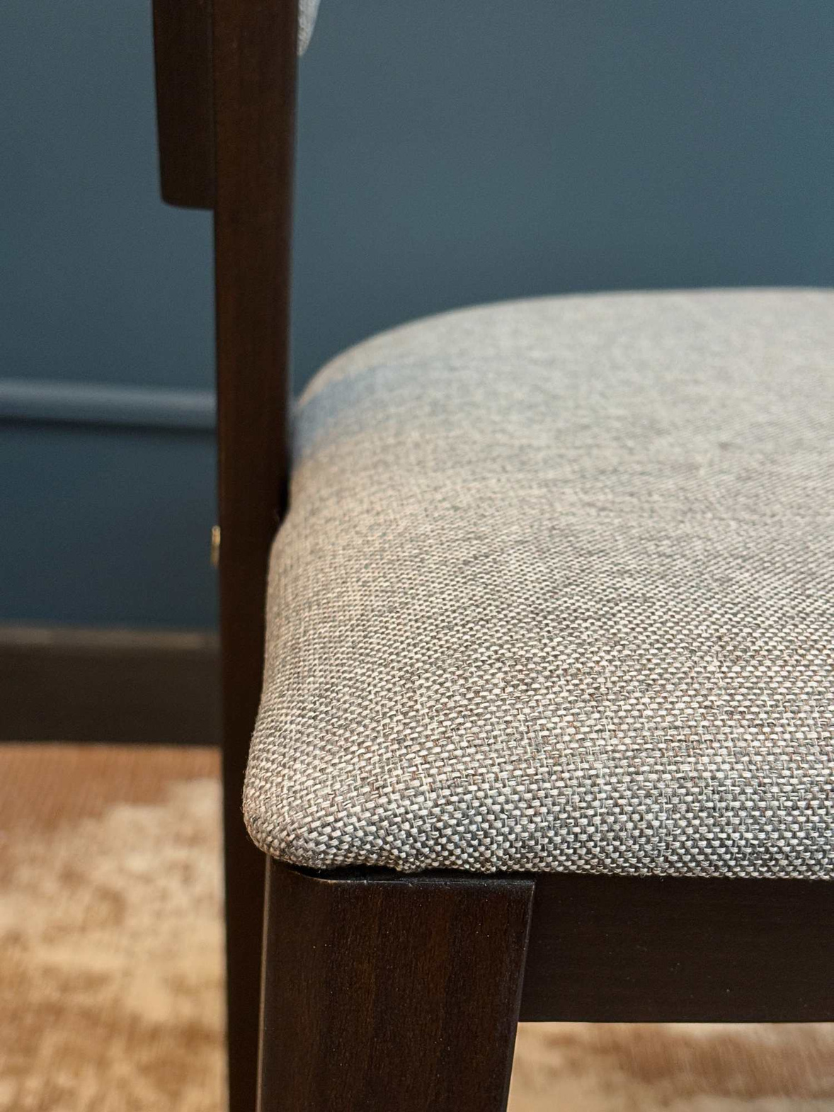 Fameg :: Cosy upholstered chair with armrests, light gray / dark walnut, width 55 cm