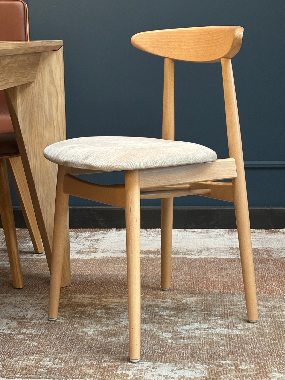 Paged :: Drewniane krzesło Yesterday A-4101 tapicerowane szer. 45 cm