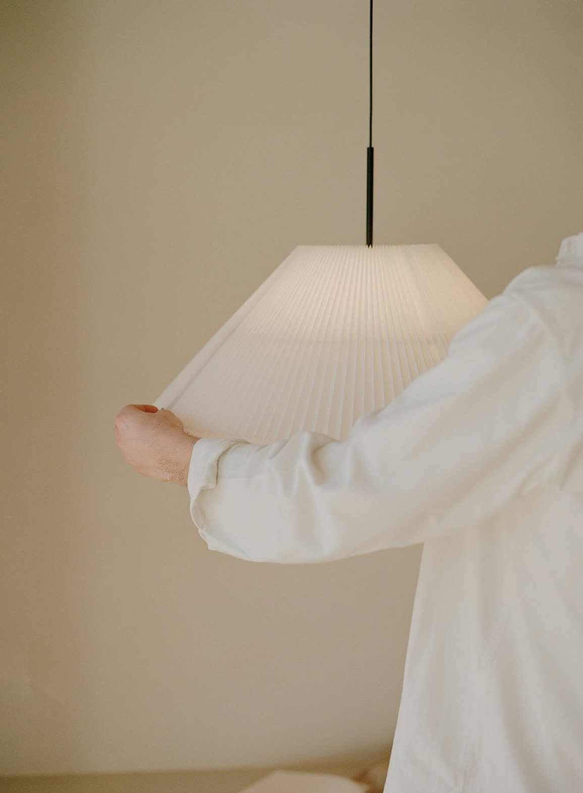 New Works :: Nebra Shape-Changing Pendant Lamp, Diameter 40-75 cm, White