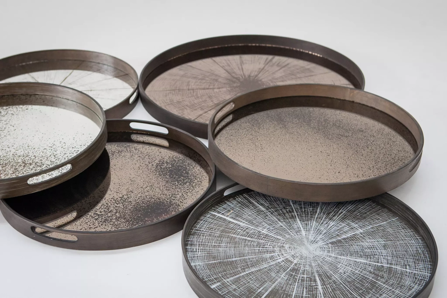 Ethnicraft :: Tablett aus Holz Heavy Aged Mirror Größe s grau