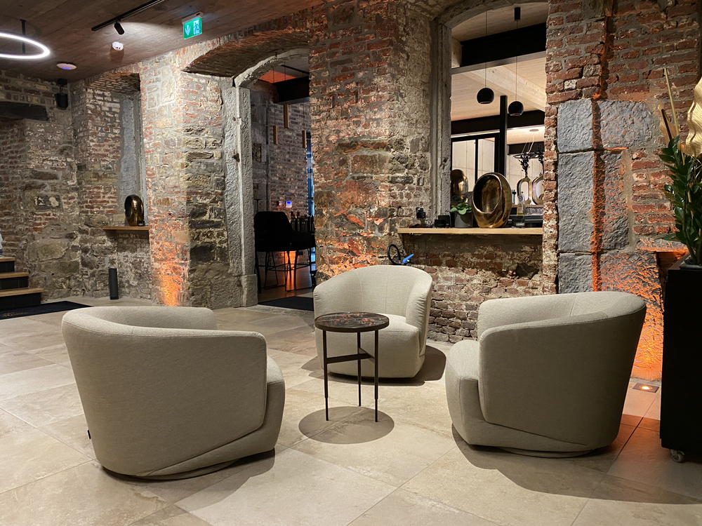 Escapade :: Fotel tapicerowany Ruben obrotowy w zielonej tkaninie Luando