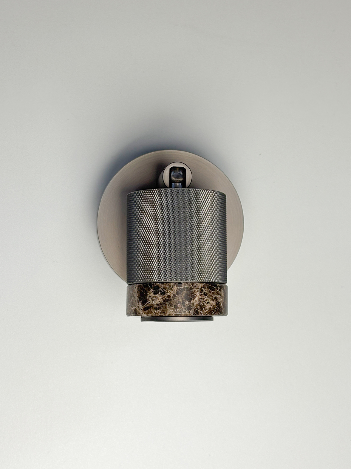 Aromas :: Lampa ścienna / kinkiet Tea śr. 5 cm szary metal / brązowy marmur