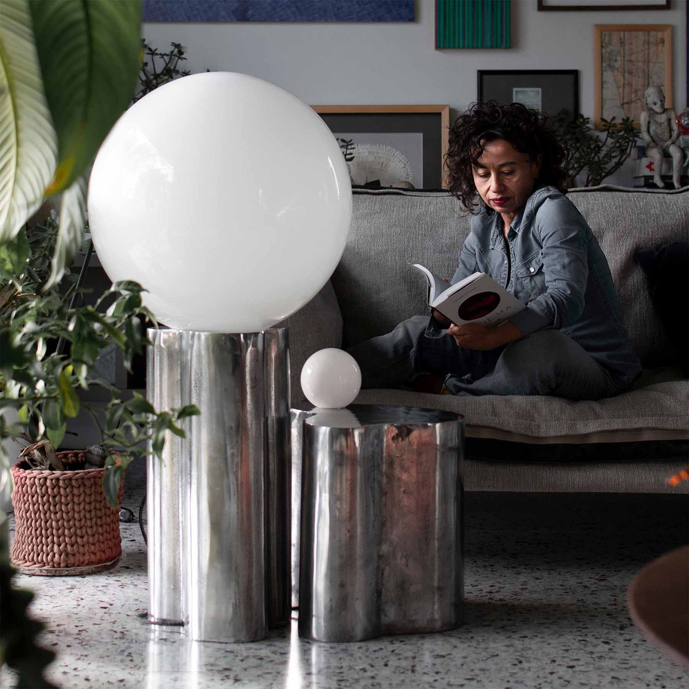 Embassy Interiors :: Aluminiumtisch mit Kugelleuchte / künstlerisches Lichtobjekt, Höhe 38 cm