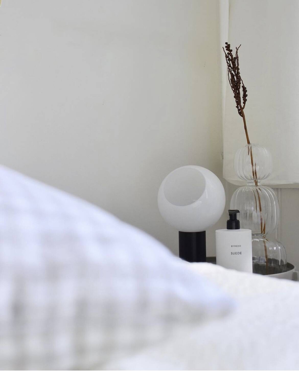 Anour :: Donya Sphere Tischleuchte, Höhe 25,5 cm, schwarzer Stahl