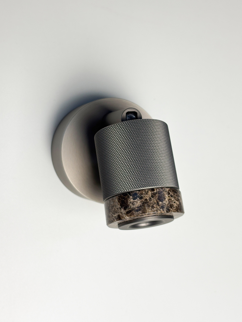 Aromas :: Lampa ścienna / kinkiet Tea śr. 5 cm szary metal / brązowy marmur