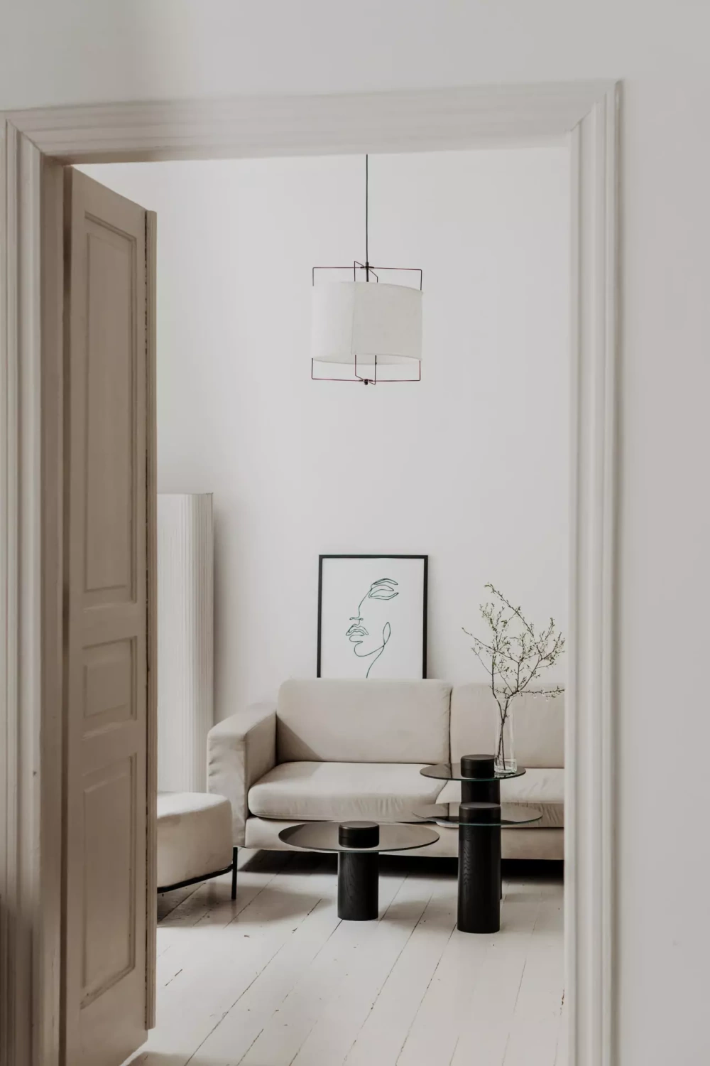 Nordifra :: Stolik Tyk okrągły dąb czarny blat lustro tytanowe wys. 57 cm