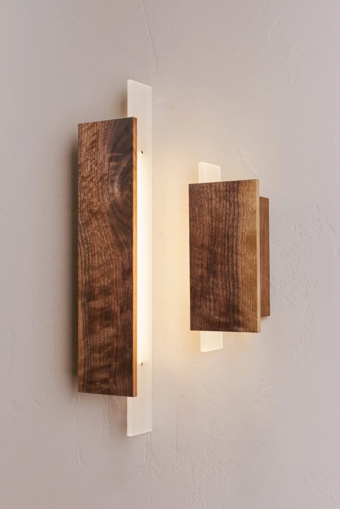 Loftlight :: Blaze Wandleuchte / Wandleuchte, Höhe 53 cm, sandgestrahltes Glas, Naturholz