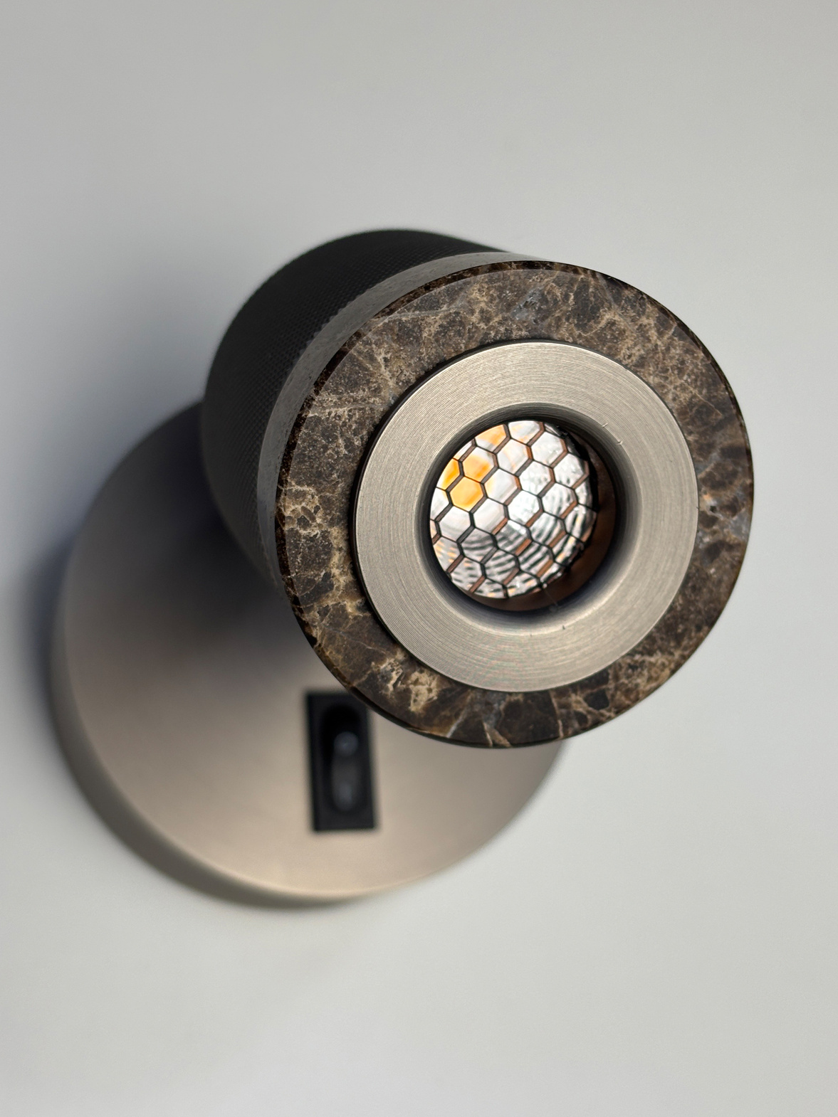 Aromas :: Lampa ścienna / kinkiet Tea śr. 5 cm szary metal / brązowy marmur