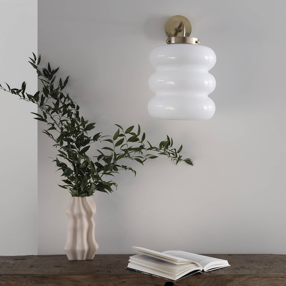 Embassy Interiors :: Szklana lampa ścienna / kinkiet Bibe biały z płaskim mocowaniem wys. 39 cm