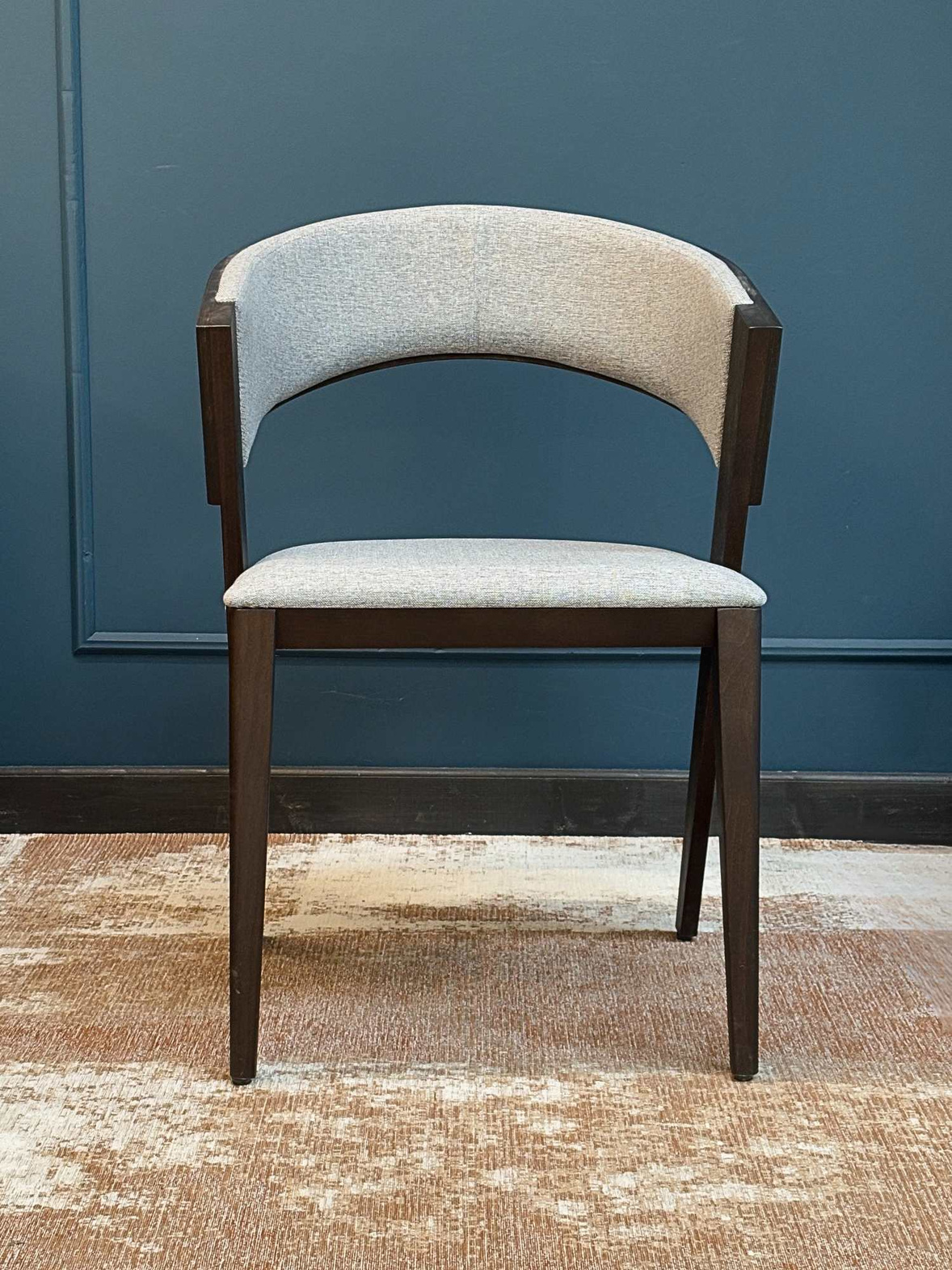 Fameg :: Cosy upholstered chair with armrests, light gray / dark walnut, width 55 cm