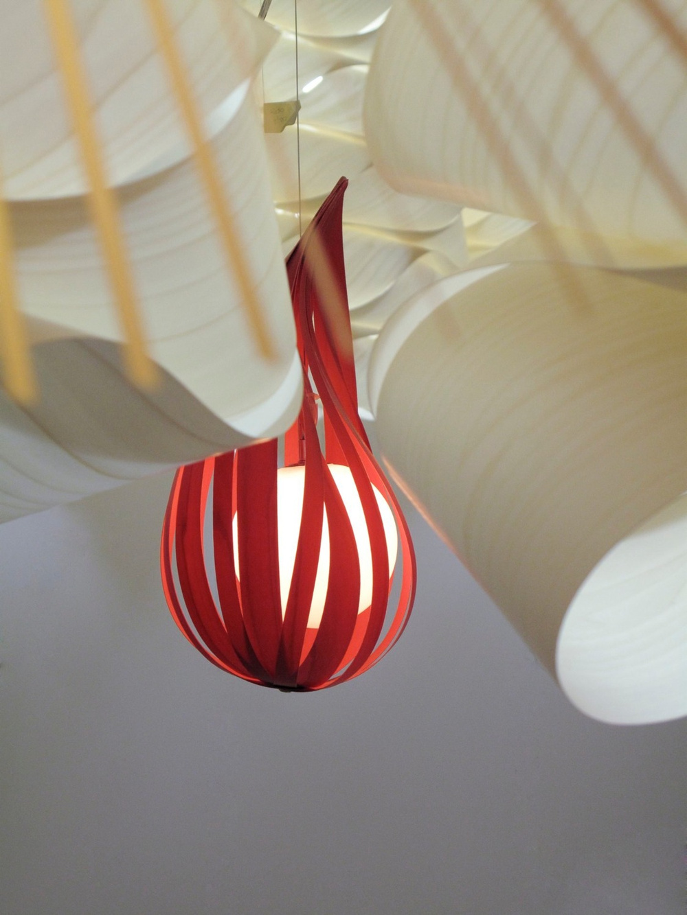 Lzf :: Hängelampe aus Holz Raindrop Medium Höhe 36 cm braun