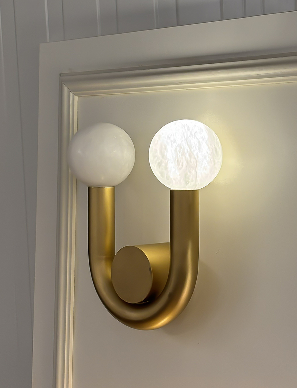 Robin :: Rigoberta Direct Super Curved gold alabaster wall lamp, width 26 cm