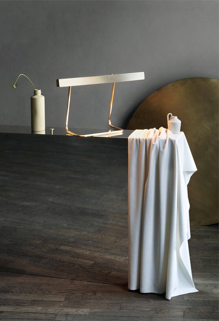 Anour :: T-Model desk lamp, height 30 cm, brushed brass