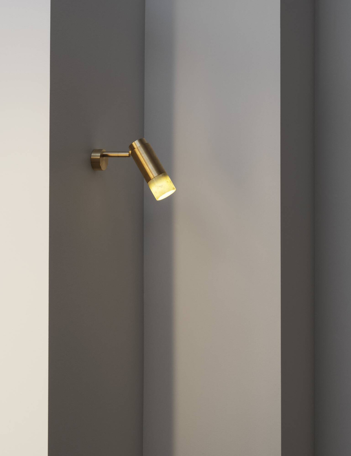 Anour :: Donya Pivot Wandleuchte / Wandleuchte Durchmesser 6 cm Messing poliert