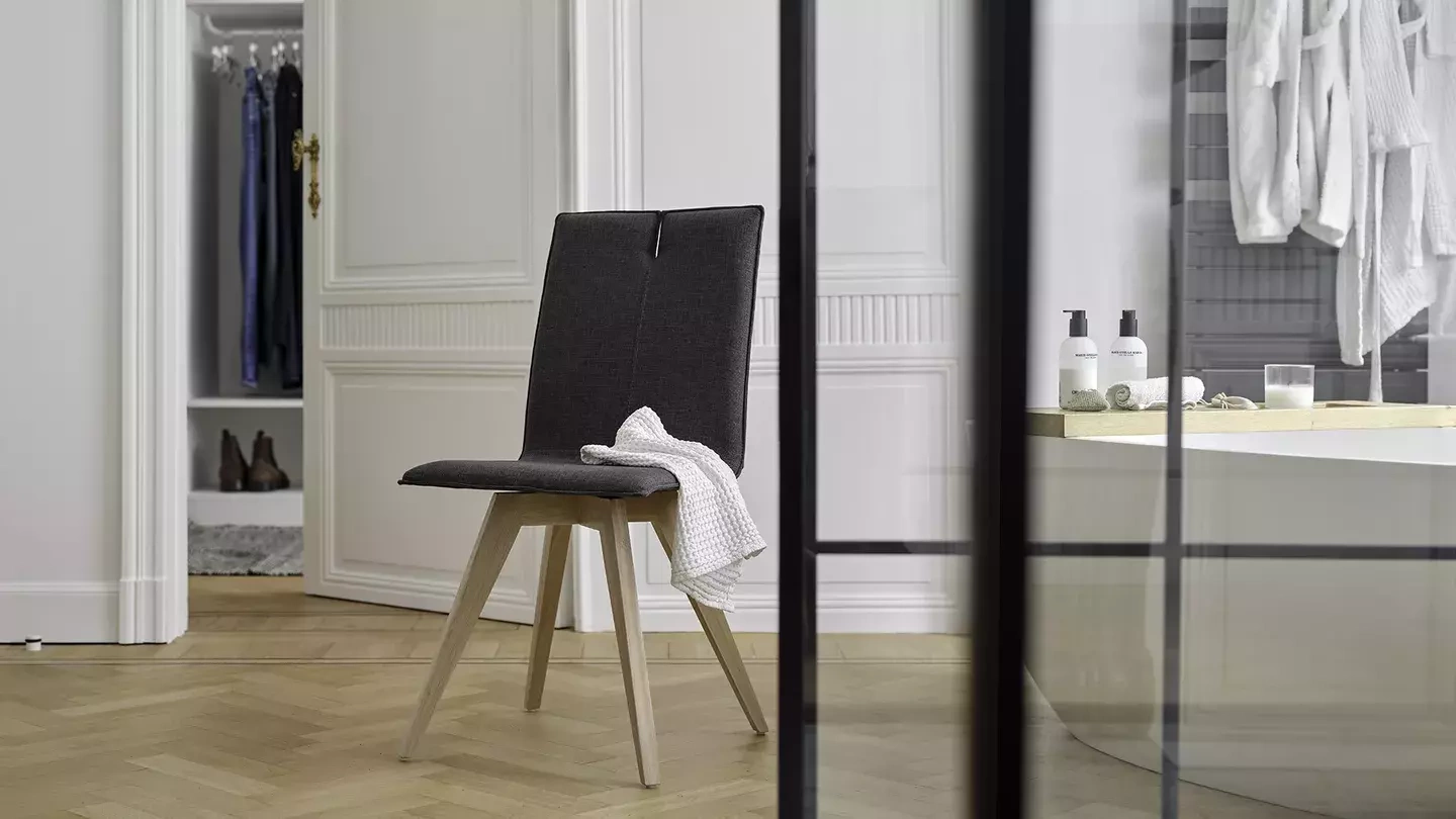 Mobitec :: Upholstered chair Mood 31 green, width cm, wooden legs