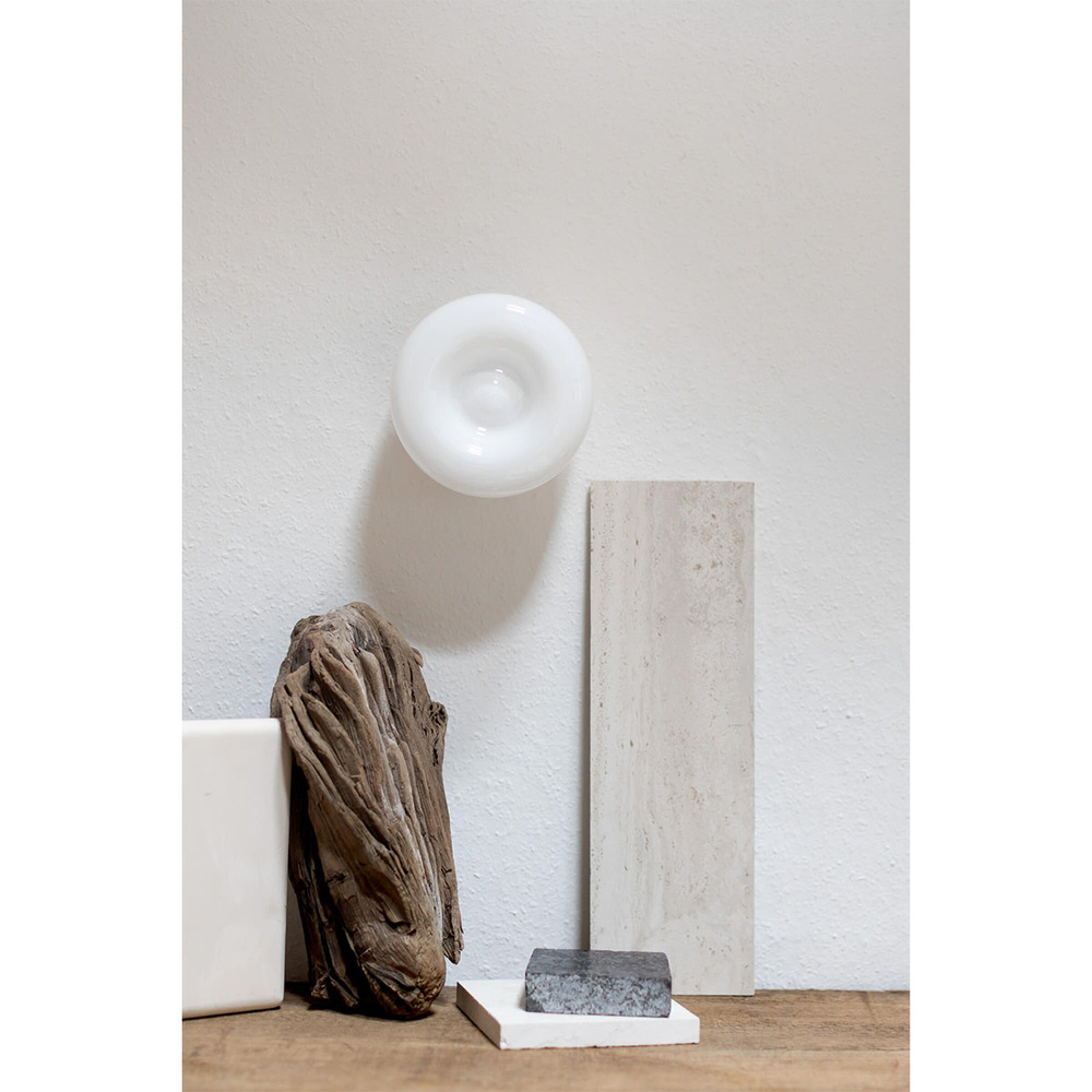 Embassy Interiors :: Buoy Wandleuchte / Wandleuchte, milchiges Messing, Durchmesser 16 cm