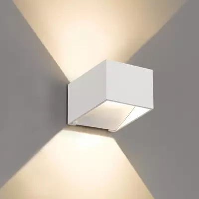 Kaspa :: Wandlampe aus Metall Mistif weiß