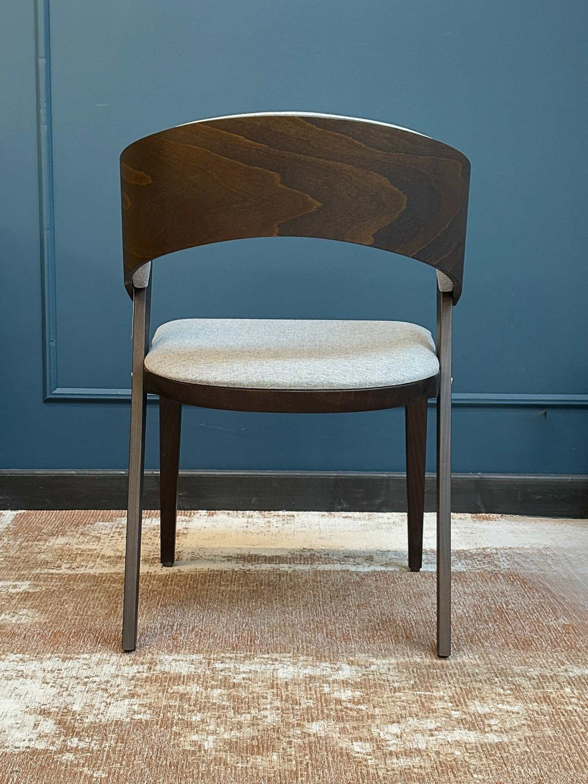 Fameg :: Cosy upholstered chair with armrests, light gray / dark walnut, width 55 cm