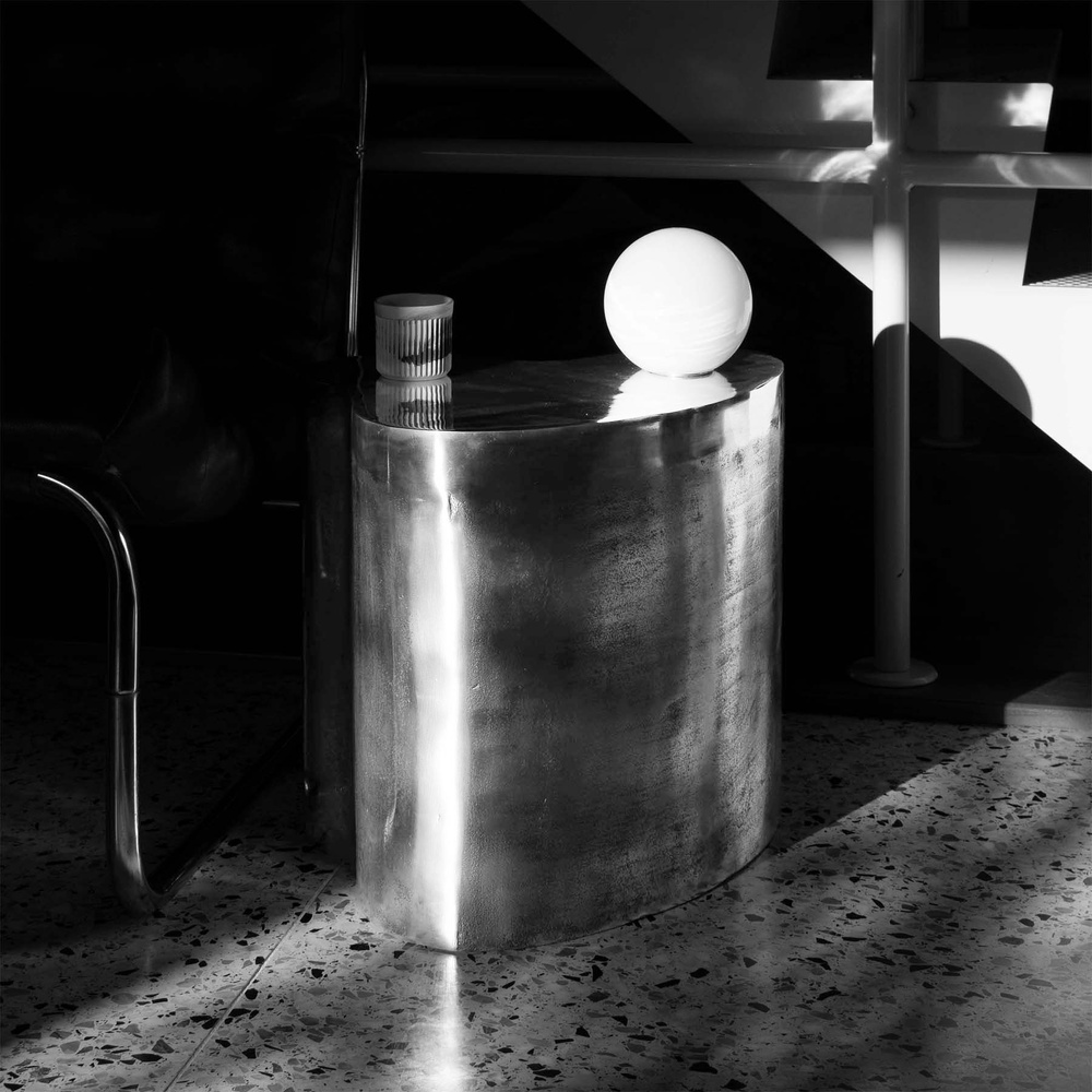 Embassy Interiors :: Aluminiumtisch mit Kugelleuchte / künstlerisches Lichtobjekt, Höhe 38 cm