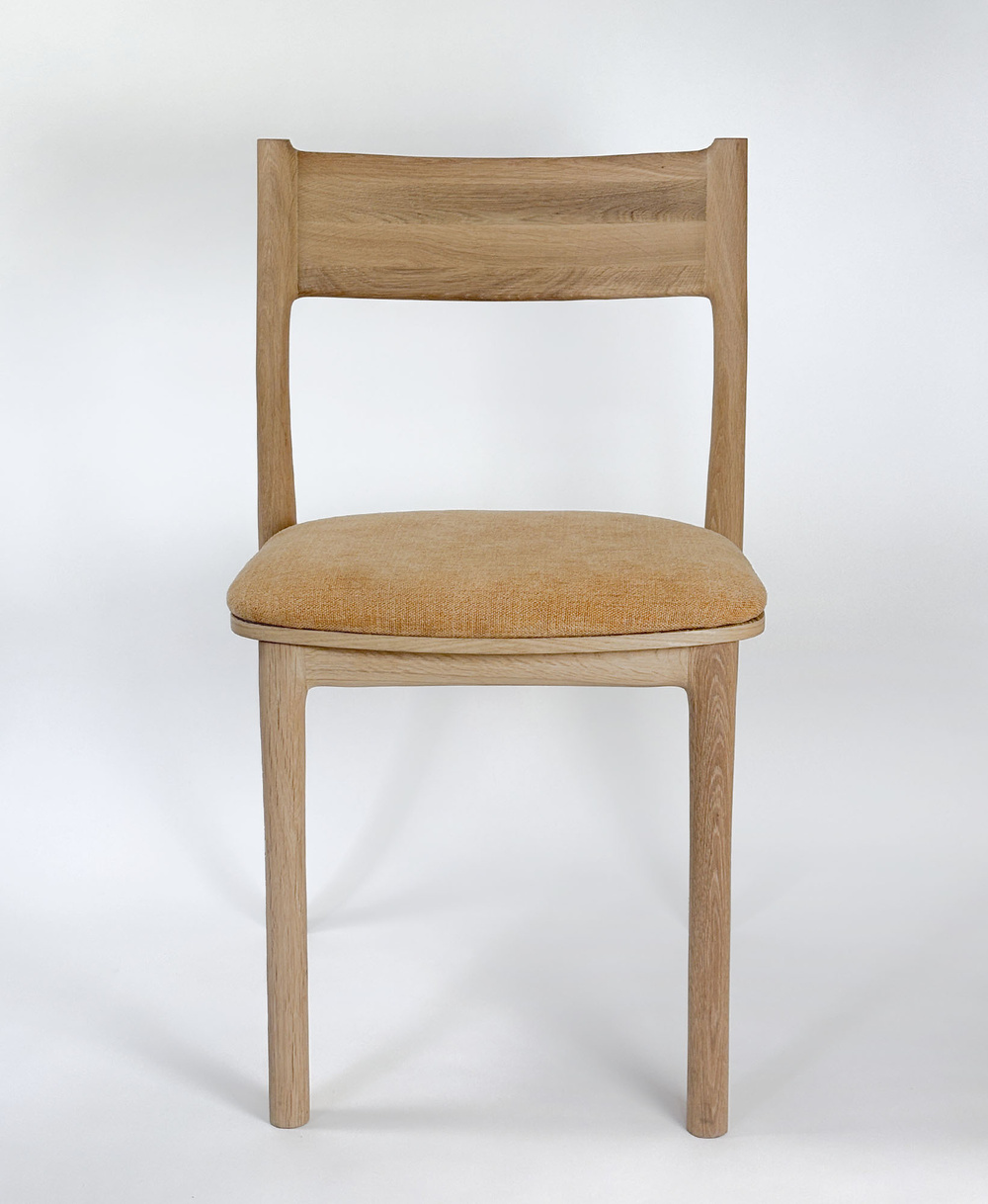 Szyszka Design :: Vilo Polsterstuhl, orangefarbener Stoff / Eiche natur