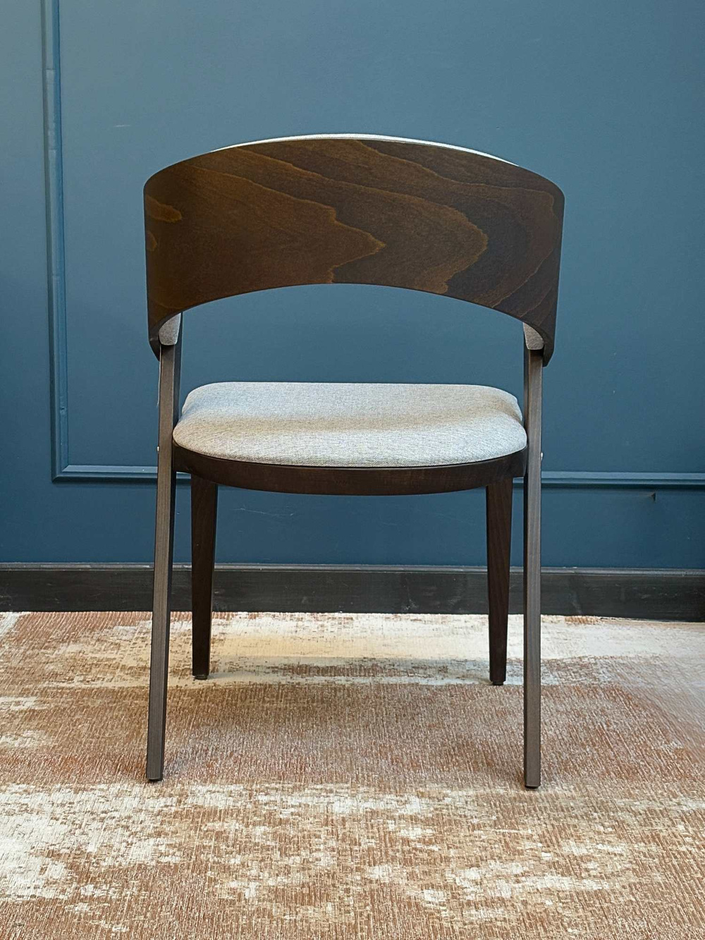 Fameg :: Cosy upholstered chair with armrests, light gray / dark walnut, width 55 cm