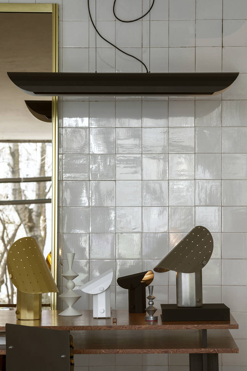 Kaspa :: Apolin linear pendant lamp, width 120 cm, black and white