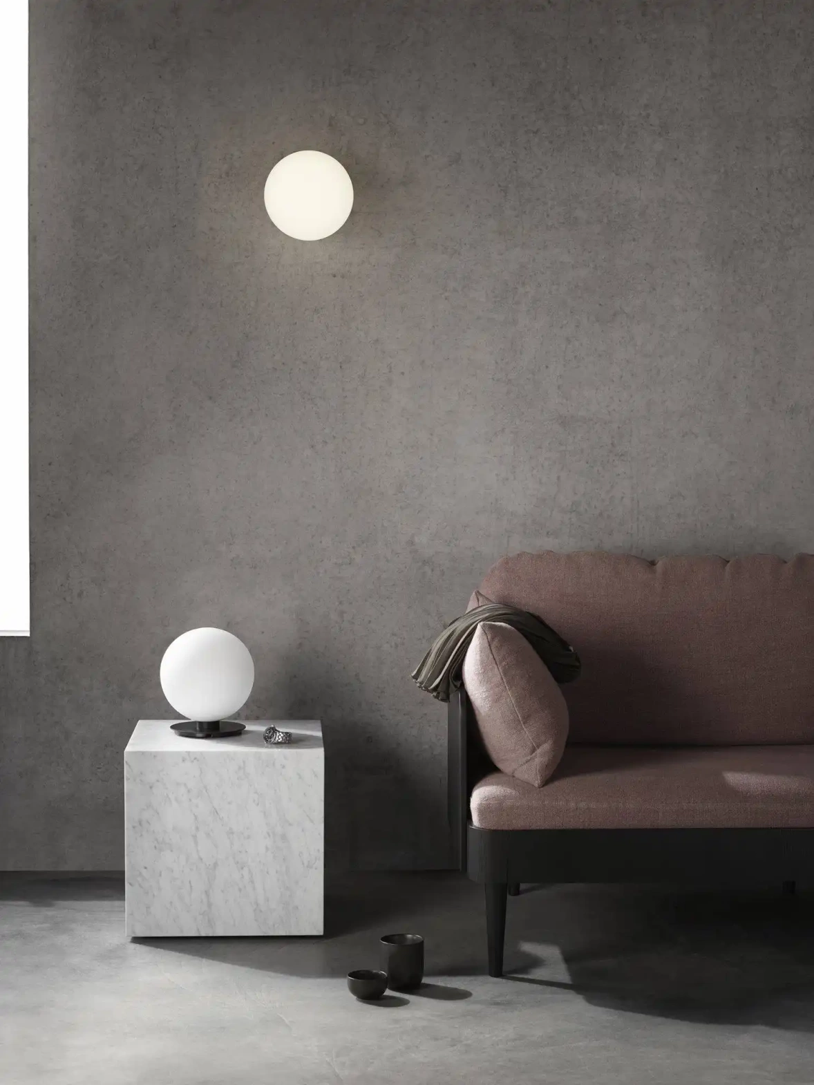 Audo Copenhagen :: Wall lamp TR Black w. Matt Opal Bulb