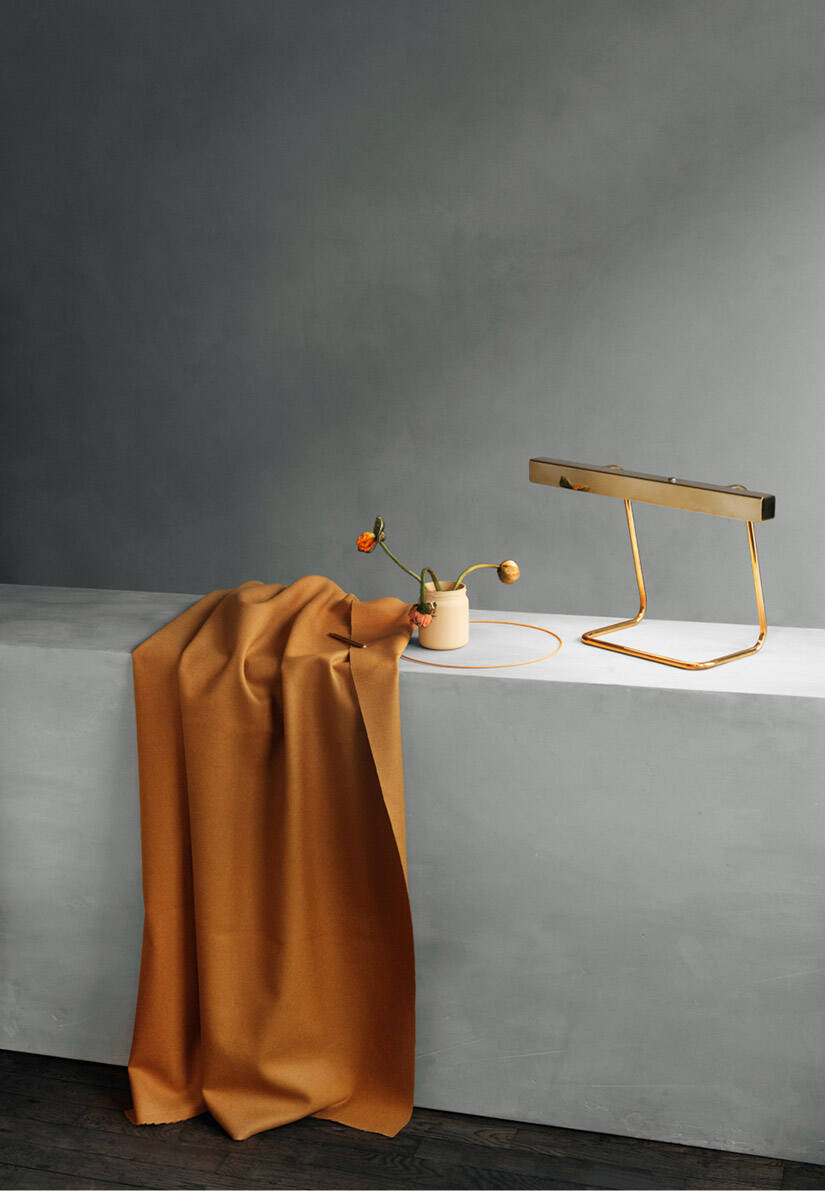 Anour :: T-Model desk lamp, height 30 cm, brushed brass