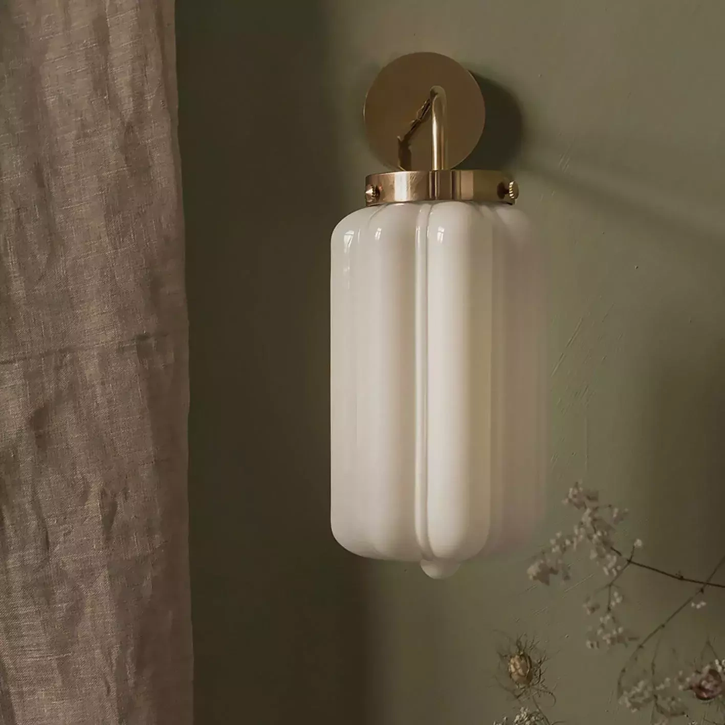 Embassy Interiors :: Glass wall lamp Deco white (opal) with a wall box H: 42 cm