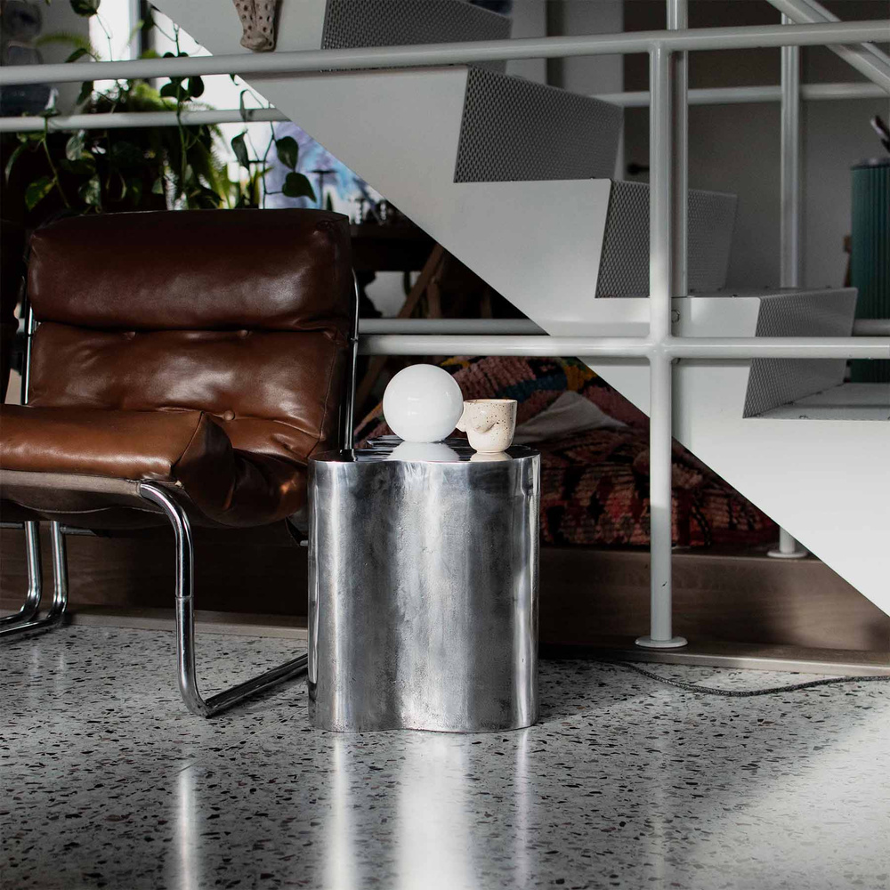 Embassy Interiors :: Aluminiumtisch mit Kugelleuchte / künstlerisches Lichtobjekt, Höhe 38 cm