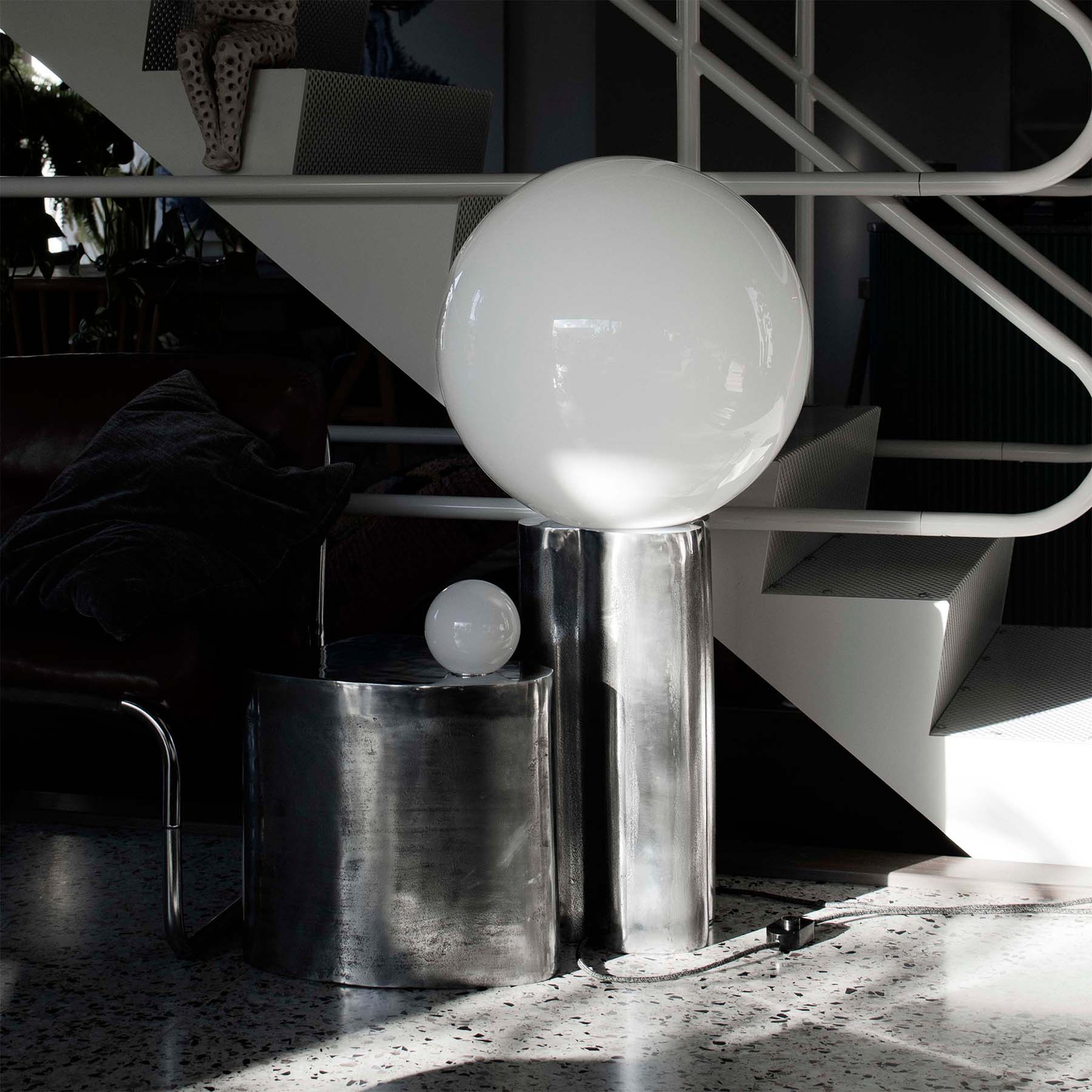 Embassy Interiors :: Futurystyczna lampa podłogowa EMB01 / rzeźbiarski obiekt świetlny