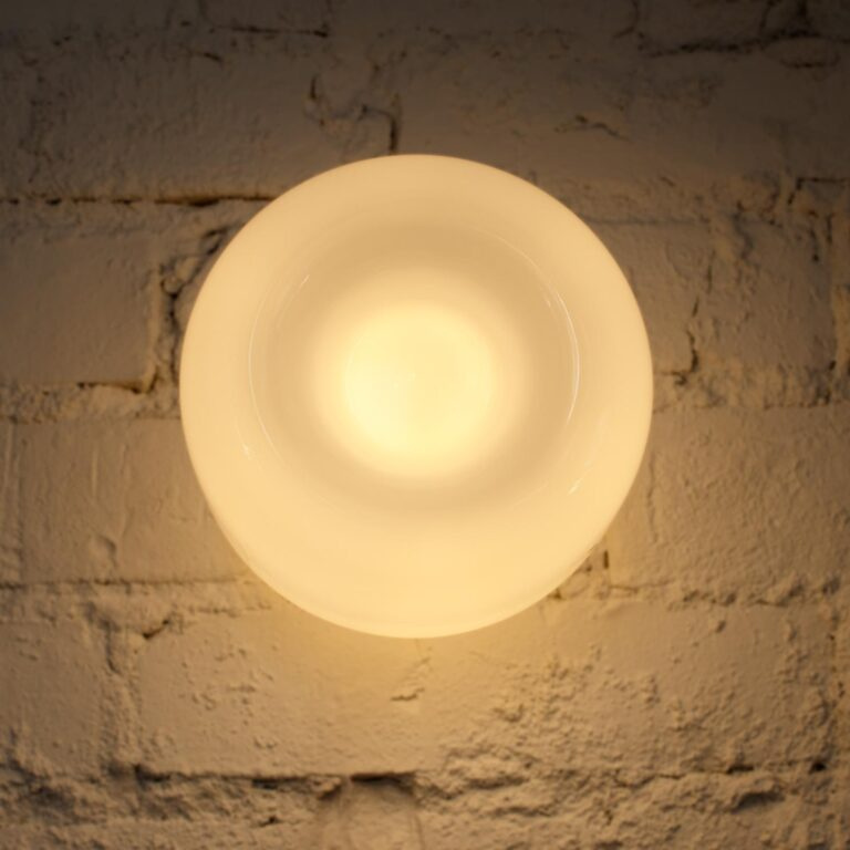 Embassy Interiors :: Buoy Wandleuchte / Wandleuchte, milchiges Messing, Durchmesser 16 cm