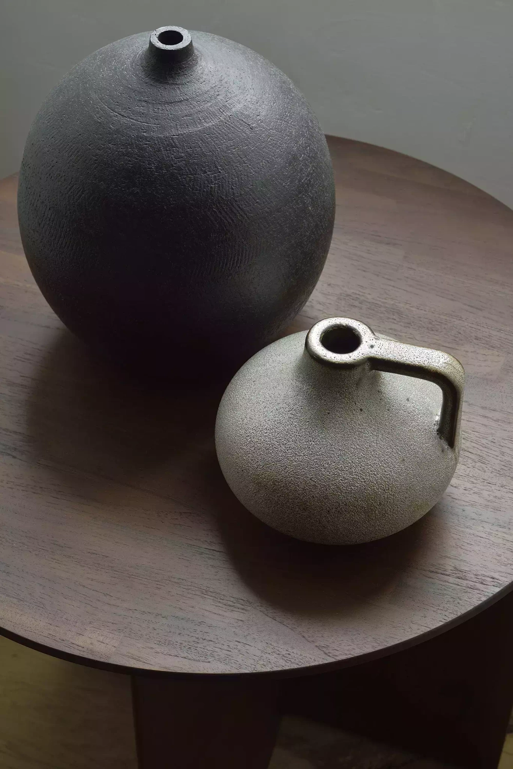 Ethnicraft :: Tisch aus Holz Geometric runden Höhe 50 cm braun