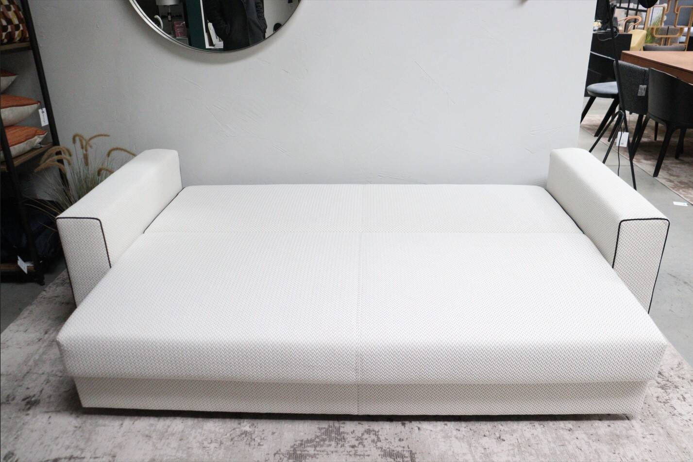 Z ekspozycji - Aris Concept :: Sofa z funkcją spania Time 3,5-osobowa szer. 243 cm zgaszona biel / czarna lamówka