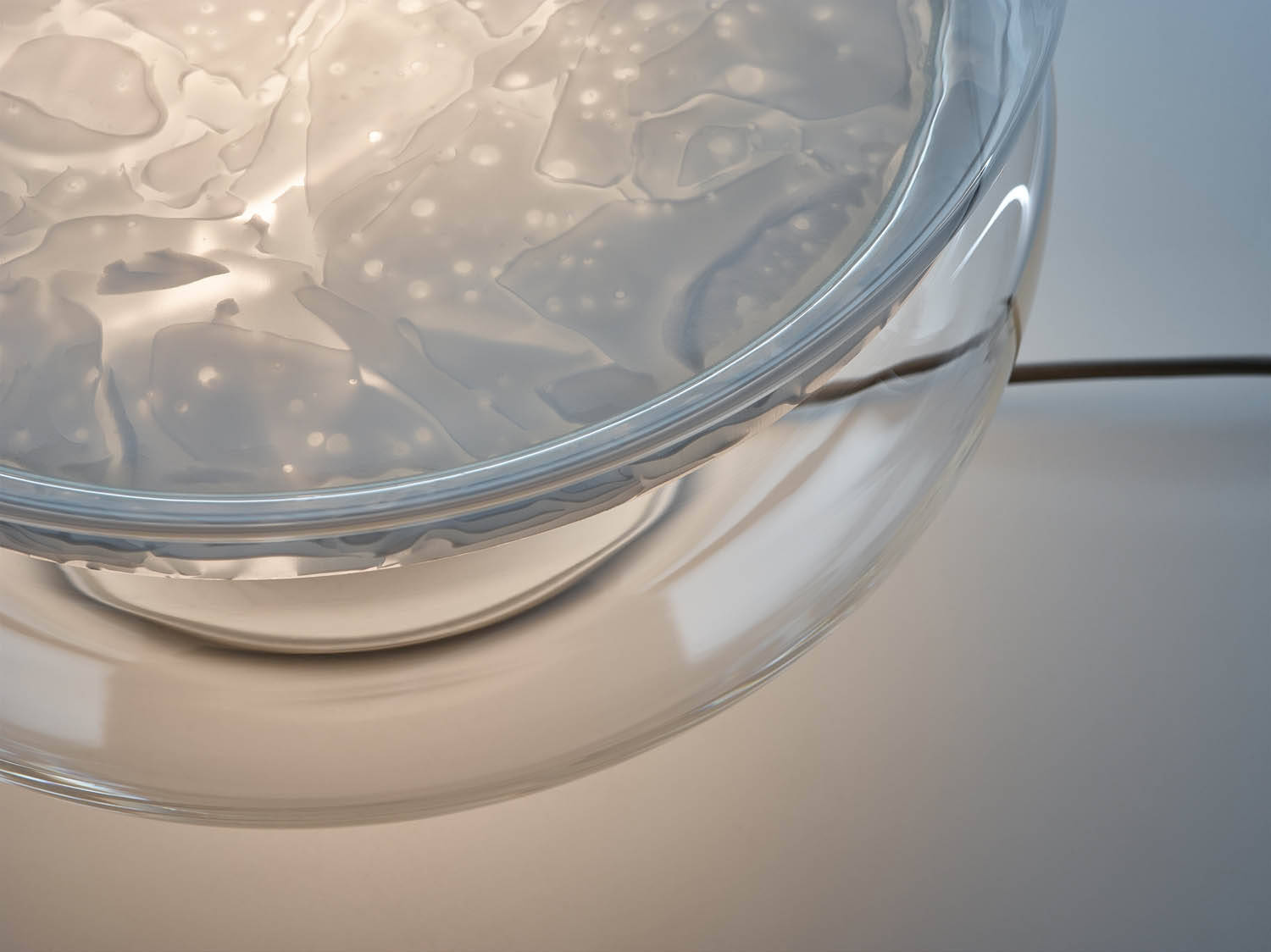 Brokis :: Tischlampe aus Glas Macaron groß transparent