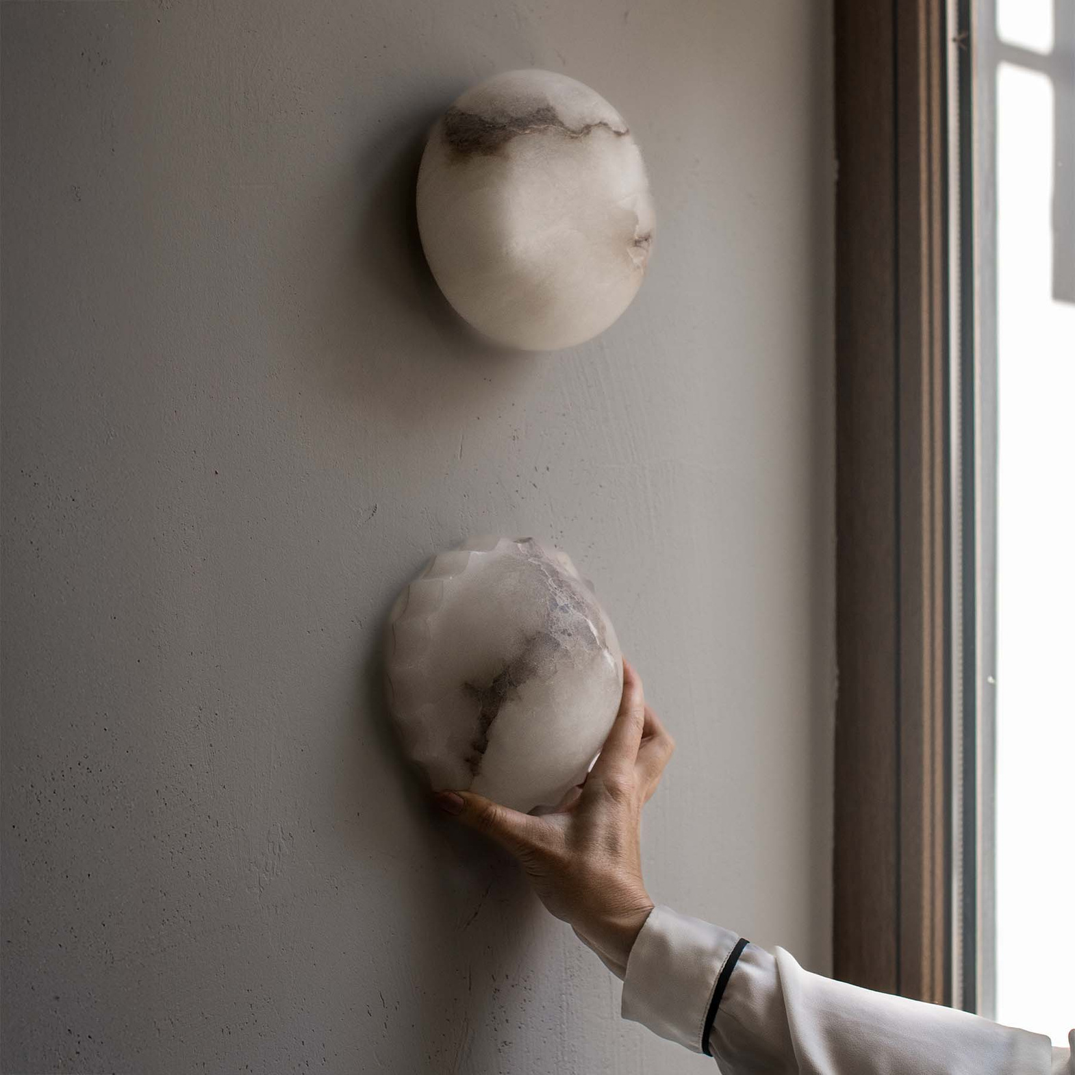 Embassy Interiors :: Lampa ścienna / Kinkiet Elektra alabaster śr. 15 cm biała