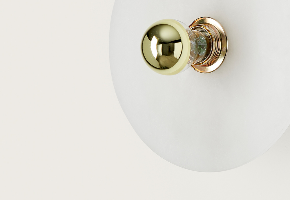 Aromas :: Lampa ścienna / kinkiet Alba alabaster / złoty metal śr. 35 cm