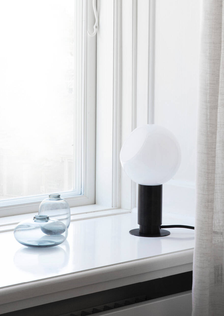 Anour :: Donya Sphere table lamp, height 25.5 cm, black steel