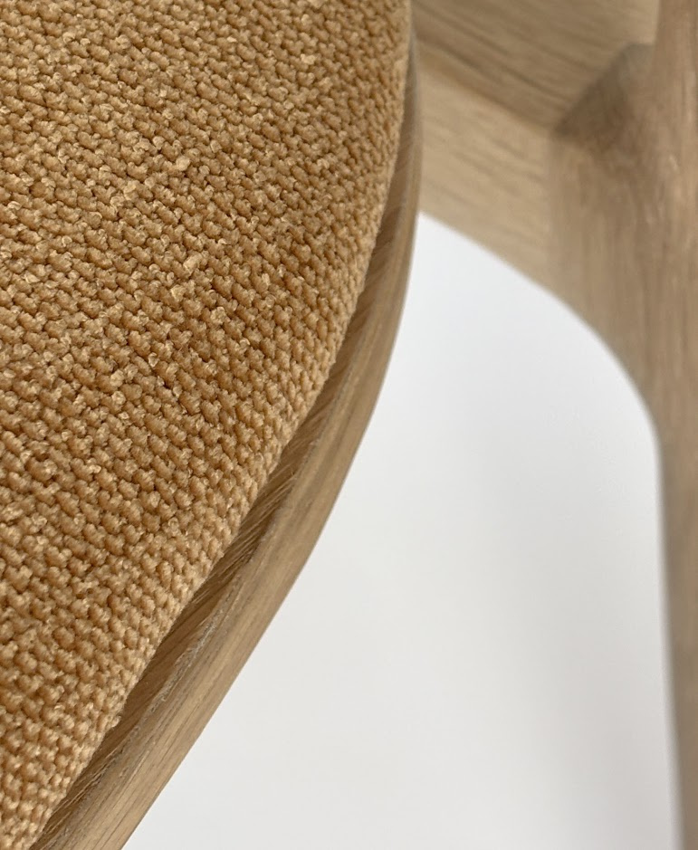 Szyszka Design :: Vilo Polsterstuhl, orangefarbener Stoff / Eiche natur