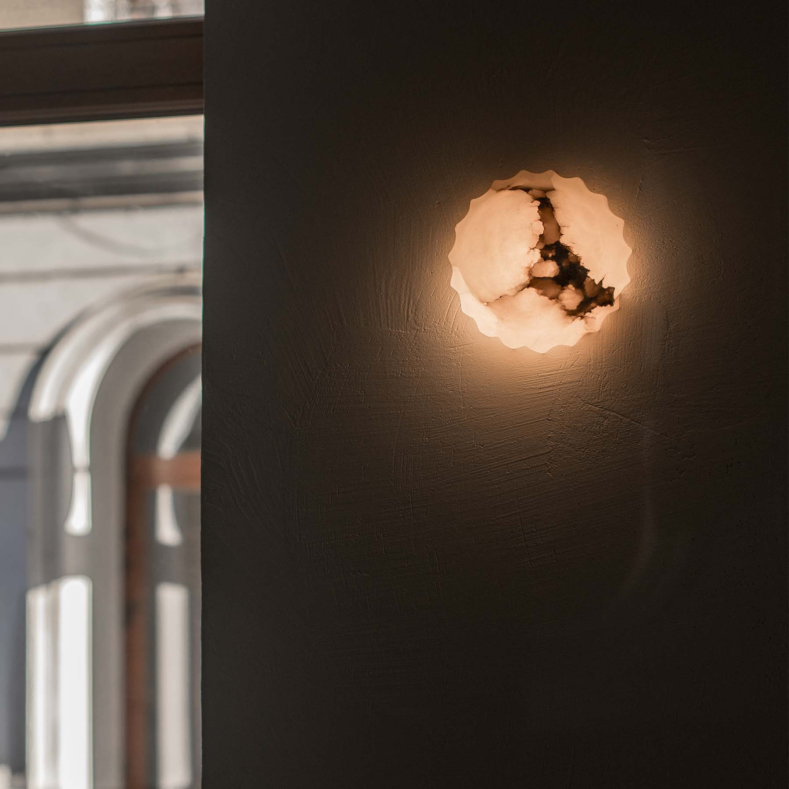 Embassy Interiors :: Lampa ścienna / Kinkiet Elektra alabaster śr. 15 cm wzór