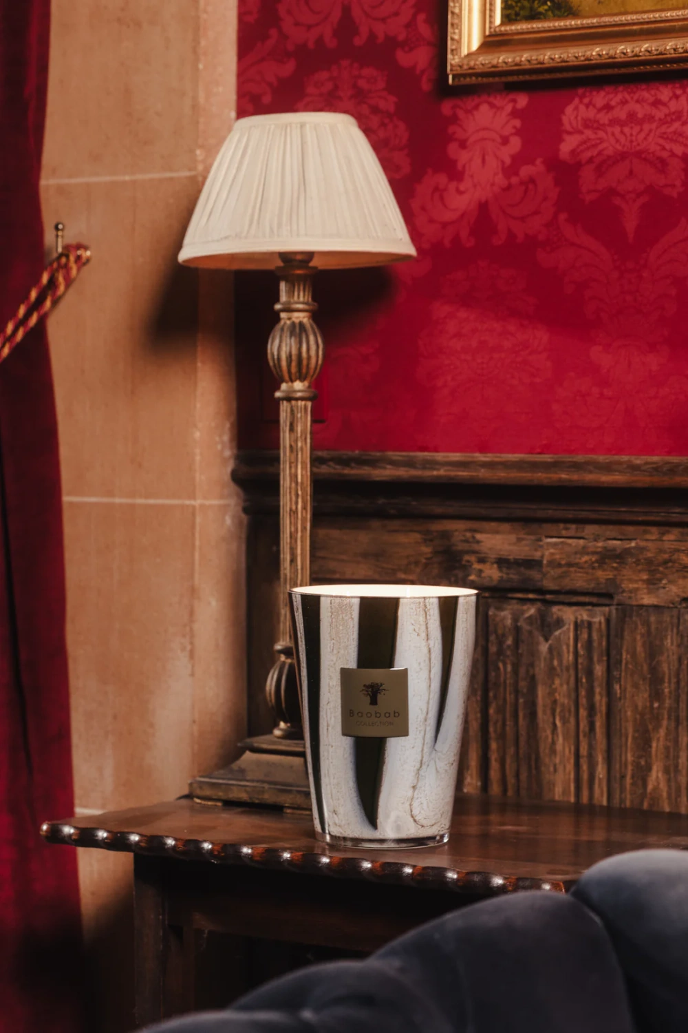 Baobab :: Świeca zapachowa Woods Sherwood rozmaryn / drewno cedrowe / wetyweria