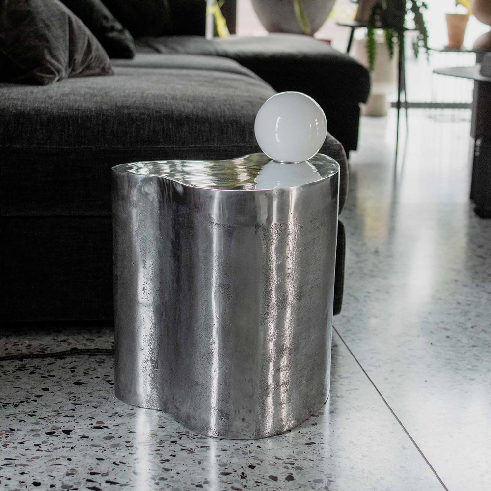 Embassy Interiors :: Aluminiumtisch mit Kugelleuchte / künstlerisches Lichtobjekt, Höhe 38 cm